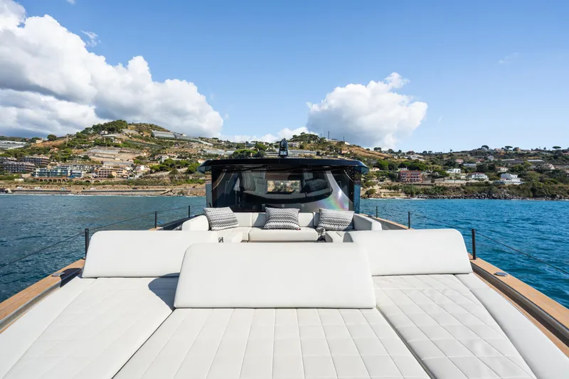 Simon Yacht Photos Pics 2024 Pardo Yachts GT75 luxury yacht with sun deck, cruising near scenic coastline.