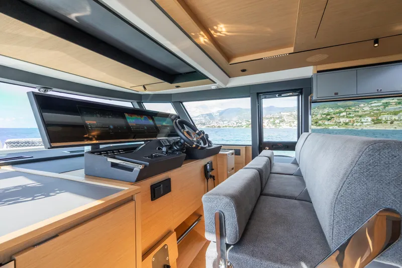 Simon Yacht Photos Pics Interior of 2024 Pardo Yachts GT75, featuring modern helm and panoramic sea view.