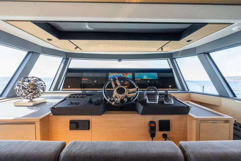Simon Yacht Photos Pics 2024 Pardo Yachts GT75 helm with modern controls and panoramic sea view.