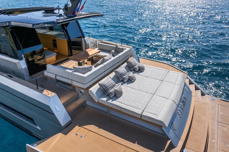 Simon Yacht Photos Pics 2024 Pardo Yachts GT75 luxury yacht with sunbathing deck on open sea.