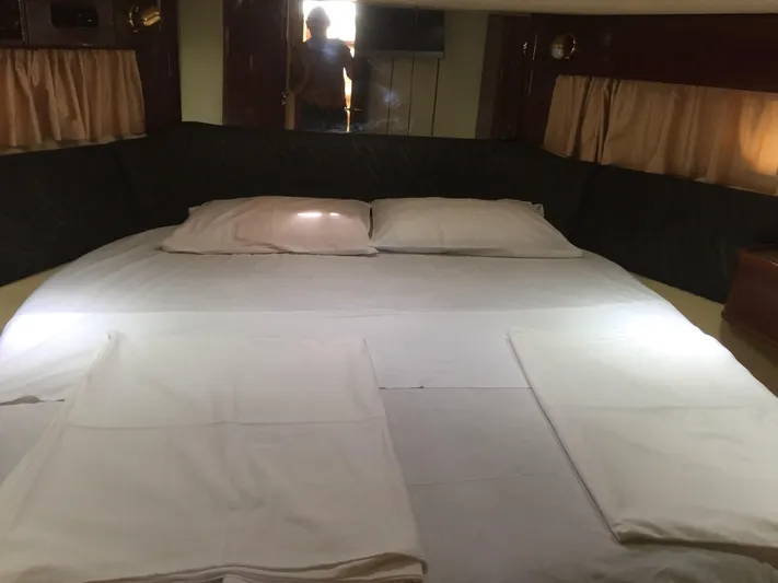  Yacht Photos Pics Interior of Princess 52 Flybridge Yacht, bedroom view, year 1998.