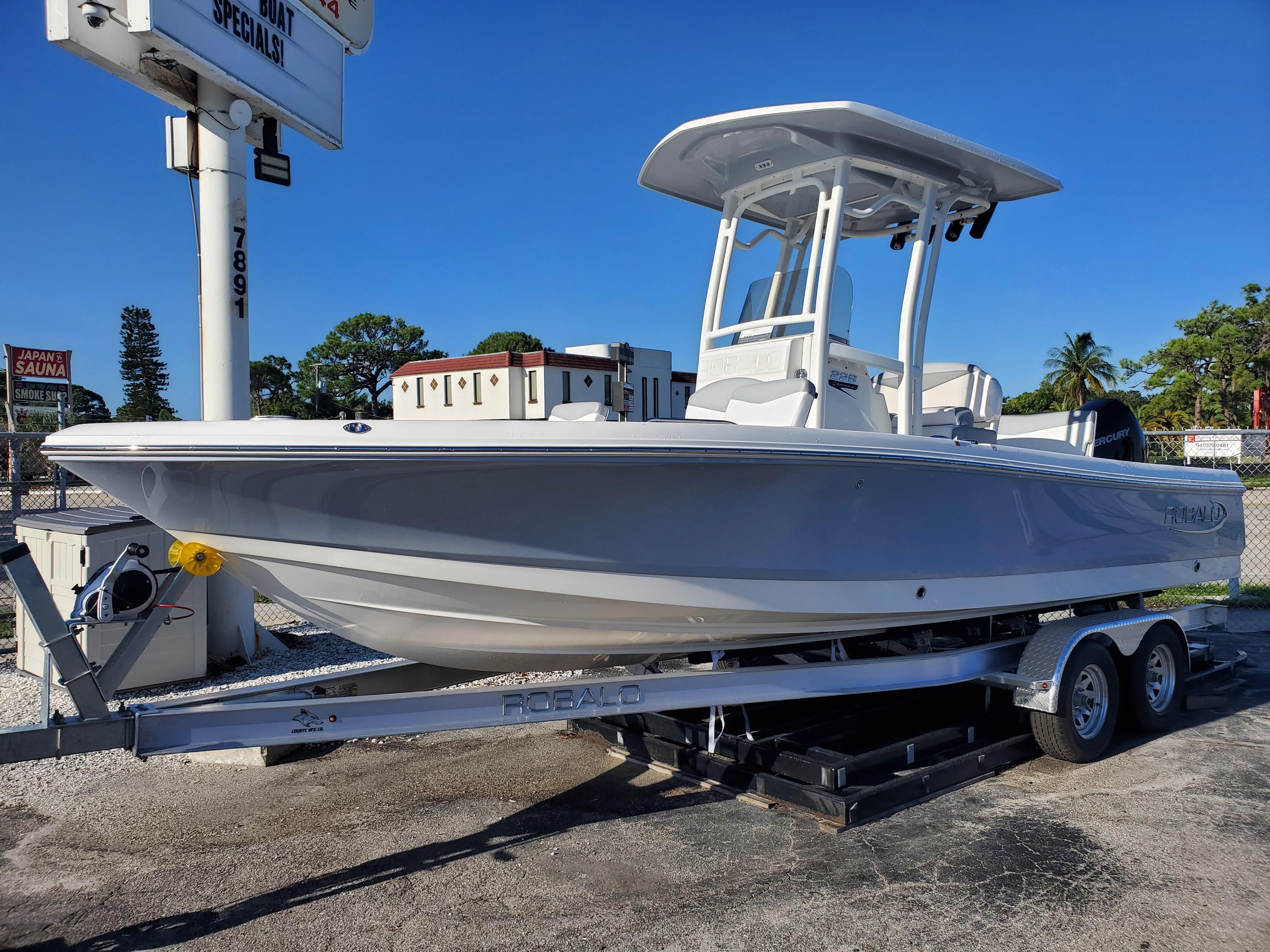 2023 Robalo 226 Cayman