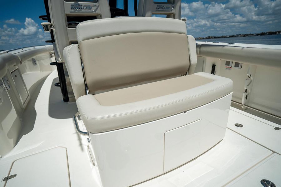 2021 Boston Whaler 330 Outrage