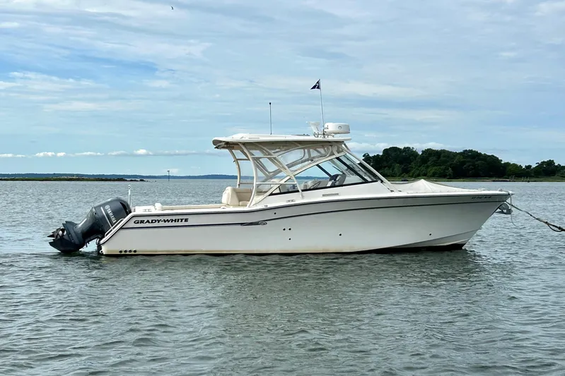 4850 Jg Yacht Photos Pics 2015 Grady-White 335 Freedom boat on calm water, side view.