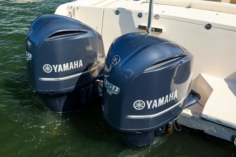 4850 Jg Yacht Photos Pics Twin Yamaha outboard engines on a 2015 Grady White 335 Freedom boat.
