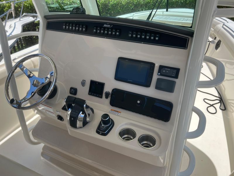 2021 Boston Whaler 330 Outrage