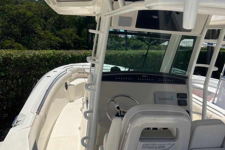 2021 Boston Whaler 330 Outrage