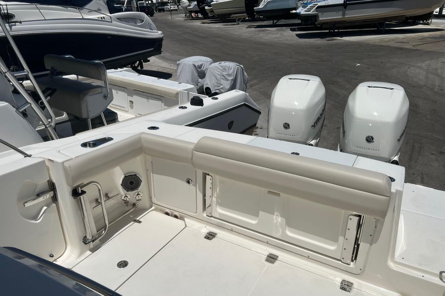 2021 Boston Whaler 330 Outrage