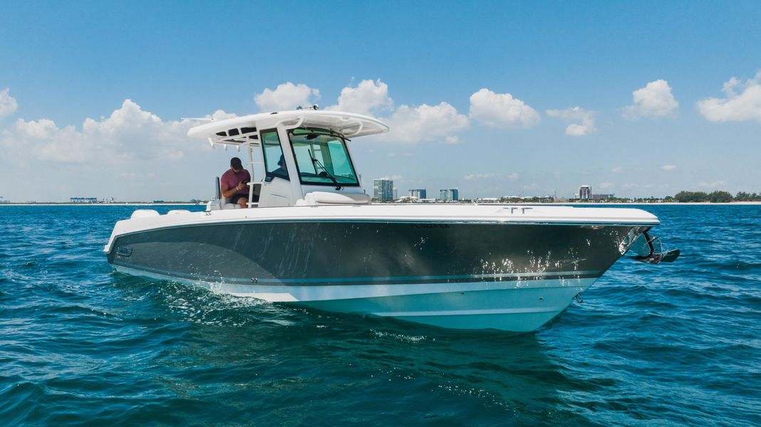 2021 Boston Whaler 330 Outrage