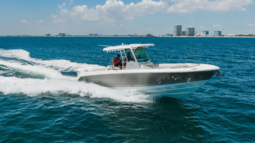 2021 Boston Whaler 330 Outrage