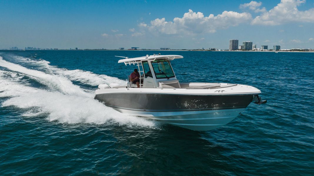 2021 Boston Whaler 330 Outrage