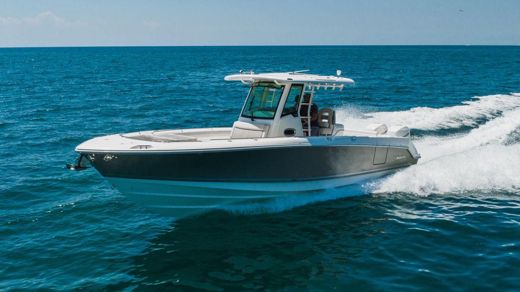 2021 Boston Whaler 330 Outrage