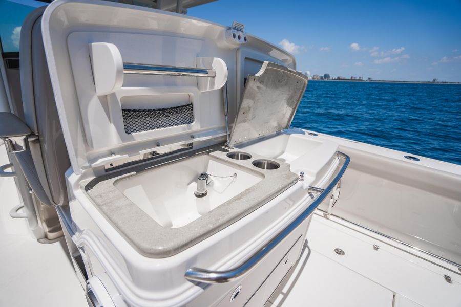 2021 Boston Whaler 330 Outrage