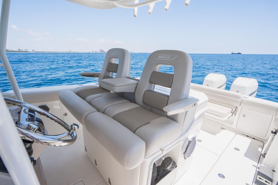 2021 Boston Whaler 330 Outrage