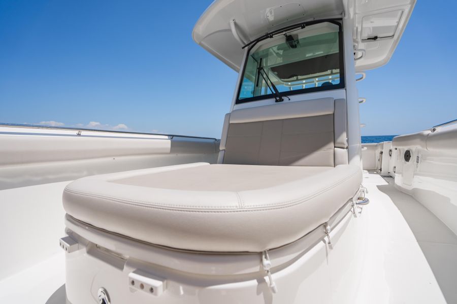 2021 Boston Whaler 330 Outrage