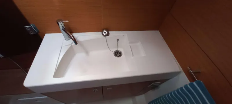 Alma Del Mar Yacht Photos Pics White bathroom sink on Jeanneau Sun Odyssey 469 yacht, 2014 model.