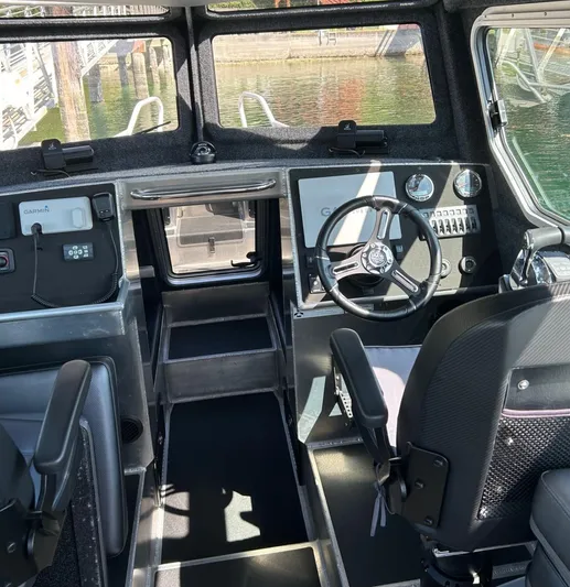  Yacht Photos Pics 2021 Life Proof 25 Full Cabin boat interior with steering wheel and control panel.