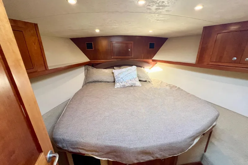 Yeah Buoy Yacht Photos Pics 2007 Albemarle 41 Express cabin with cozy bed and wooden cabinetry.