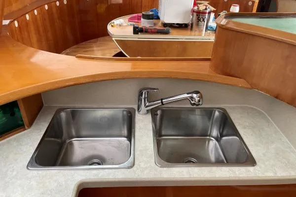 Southern Pearl Yacht Photos Pics Double sink in 2001 Groupe Alliura Marine Privilege 435 yacht kitchen.