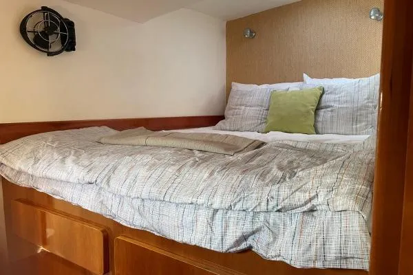 Southern Pearl Yacht Photos Pics Cozy bedroom in 2001 Groupe Alliura Marine Privilege 435 yacht with fan and bedding.