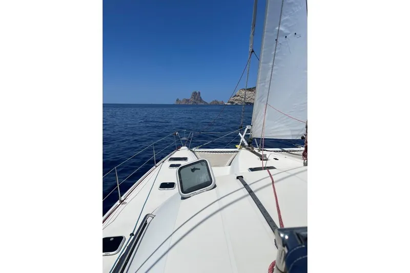 Southern Pearl Yacht Photos Pics Sailing on a 2001 Groupe Alliura Marine Privilege 435 catamaran in clear blue waters.