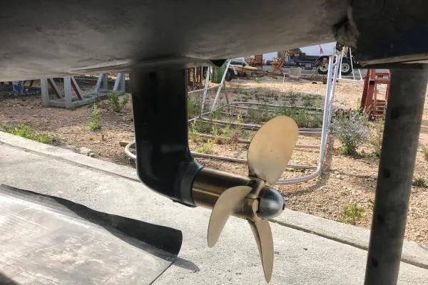 Southern Pearl Yacht Photos Pics Propeller of 2001 Groupe Alliura Marine Privilege 435 catamaran on dry dock.