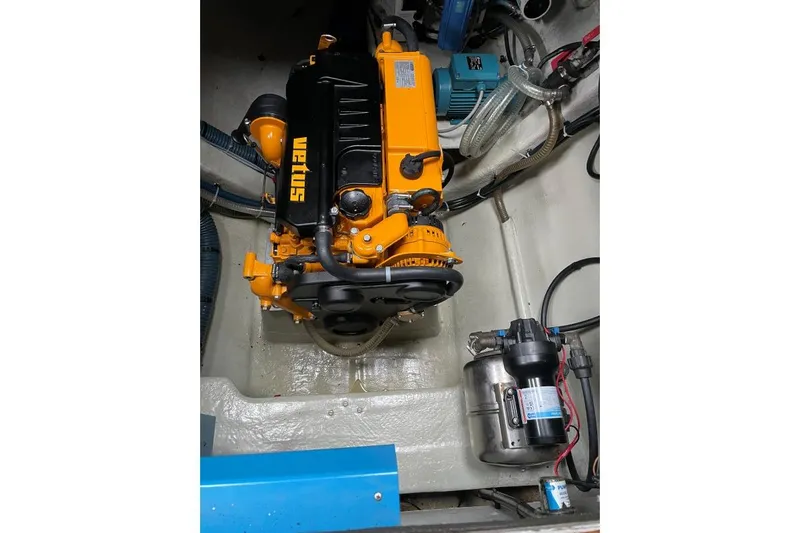 Southern Pearl Yacht Photos Pics Engine compartment of 2001 Groupe Alliura Marine Privilege 435 yacht, featuring a Vetus engine.