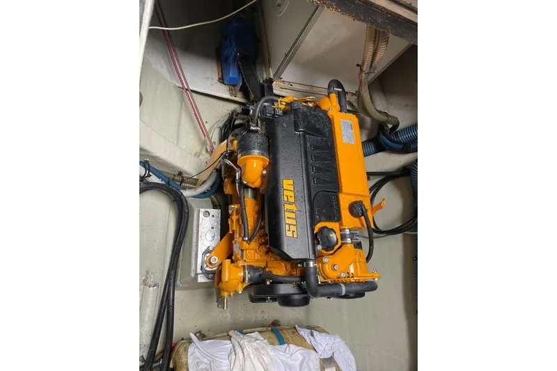 Southern Pearl Yacht Photos Pics Engine compartment of 2001 Groupe Alliura Marine Privilege 435 with Vetus engine.