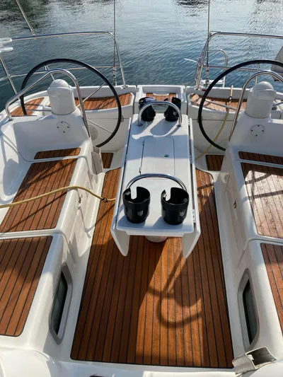 Le Bateau Yacht Photos Pics 