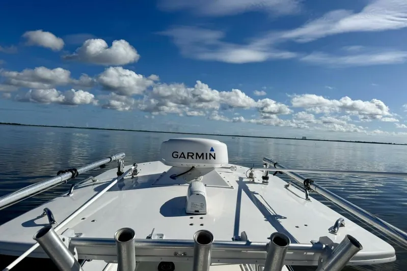 2006 Regulator 29fs Yacht Photos Pics 2006 Regulator 29 Forward Seating boat with Garmin equipment on calm water under blue sky.