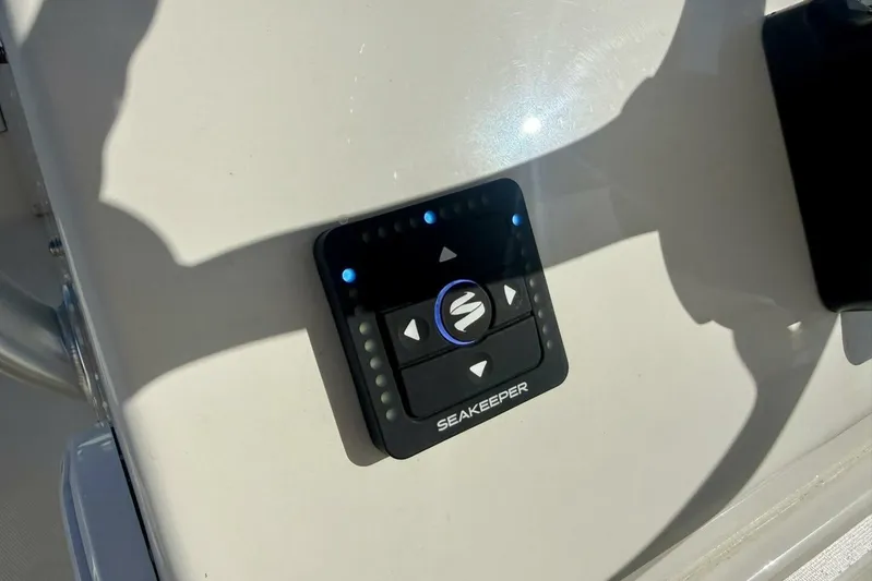 2006 Regulator 29fs Yacht Photos Pics Seakeeper control panel on 2006 Regulator 29 Forward Seating boat dashboard.