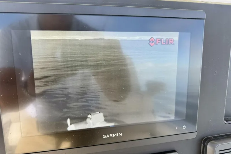 2006 Regulator 29fs Yacht Photos Pics Thermal camera display on 2006 Regulator 29 Forward Seating boat, showing water view.