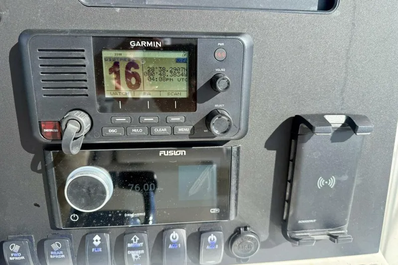 2006 Regulator 29fs Yacht Photos Pics Control panel of a 2006 Regulator 29 Forward Seating boat with Garmin and Fusion devices.