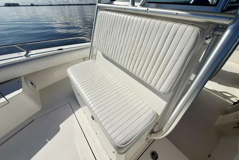 2006 Regulator 29fs Yacht Photos Pics 2006 Regulator 29 Forward Seating boat with white cushioned seats on calm water.