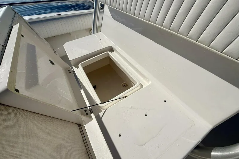 2006 Regulator 29fs Yacht Photos Pics 2006 Regulator 29 Forward Seating boat with open storage compartment.