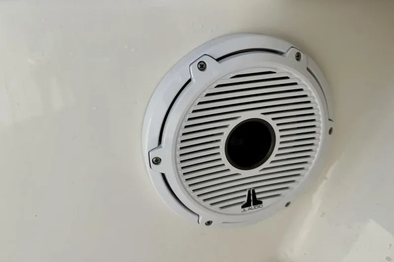 2006 Regulator 29fs Yacht Photos Pics White JL Audio speaker on 2006 Regulator 29 Forward Seating boat.