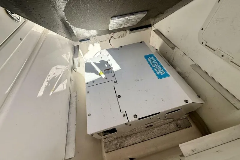 2006 Regulator 29fs Yacht Photos Pics 2006 Regulator 29 Forward Seating boat compartment with electronic panel.