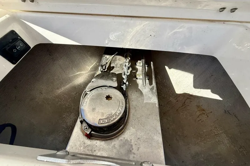 2006 Regulator 29fs Yacht Photos Pics 2006 Regulator 29 Forward Seating boat anchor compartment with Lewmar windlass system.