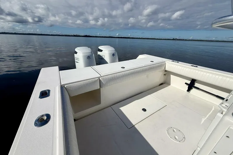 2006 Regulator 29fs Yacht Photos Pics 2006 Regulator 29 Forward Seating boat with Suzuki engines on calm water.