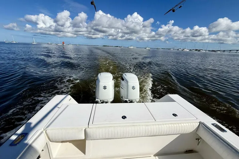2006 Regulator 29fs Yacht Photos Pics 2006 Regulator 29 Forward Seating boat cruising on open water under a blue sky.
