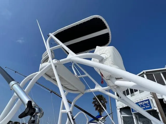  Yacht Photos Pics 2020 SeaHunter 39 Tournament boat tower against a clear blue sky.