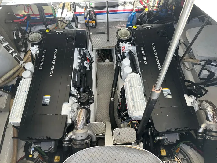 Gorgeous Yacht Photos Pics Engine room of a 2015 Formula 45 Yacht with Volvo Penta D6-IPS600 engines.