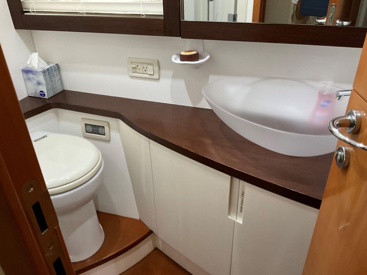 2006 Pershing 56 