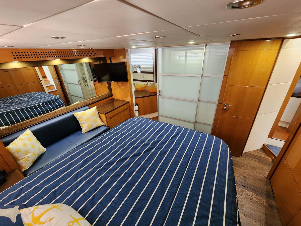 2006 Pershing 56 