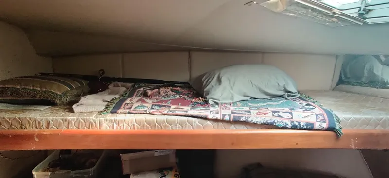 Short People Yacht Photos Pics Cozy sleeping area in 1999 Ocean Yachts EXPRESS with pillows and patterned blanket.