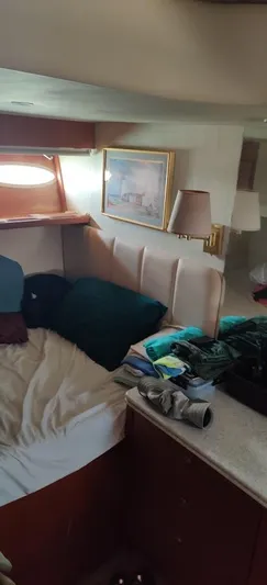 Short People Yacht Photos Pics Interior cabin of 1999 Ocean Yachts EXPRESS with bed and decor.