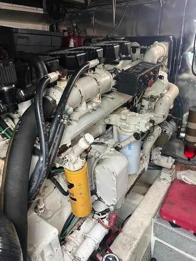 Short People Yacht Photos Pics Engine room of 1999 Ocean Yachts EXPRESS, showcasing detailed machinery and components.