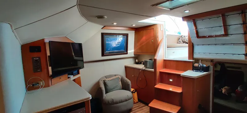 Short People Yacht Photos Pics Interior of 1999 Ocean Yachts EXPRESS, featuring cozy seating and modern amenities.