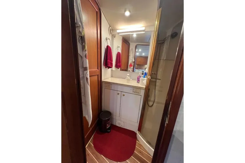 Short People Yacht Photos Pics Bathroom interior of 1999 Ocean Yachts EXPRESS SPORTFISH 800 CAT's, featuring shower and vanity.