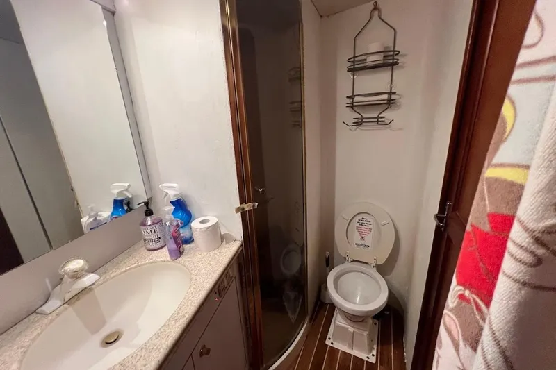 Short People Yacht Photos Pics Bathroom interior of 1999 Ocean Yachts EXPRESS SPORTFISH 800 CAT's, featuring sink and toilet.